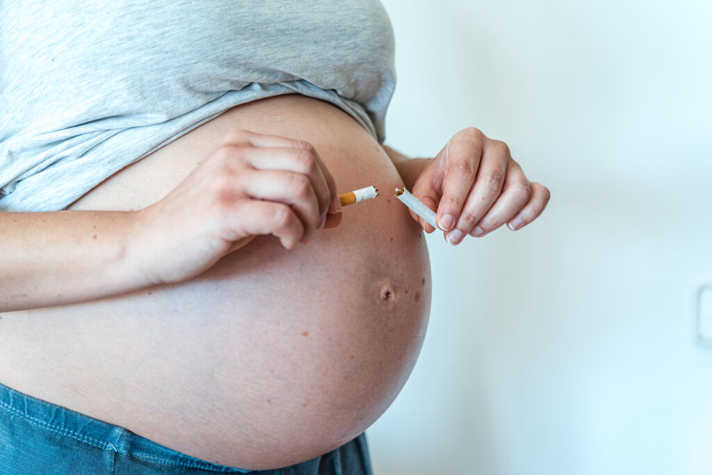 Donna in gravidanza smette di fumare